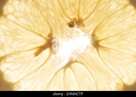 Una fetta di pomelo fresco maturo con un foro nella polpa. Primo piano su sfondo bianco. Foto di alta qualità Foto Stock