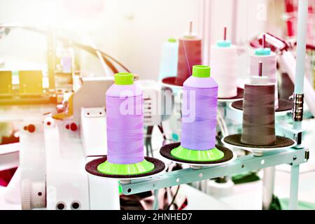 Laboratorio di cucitura con fili e macchine da cucire elettriche Foto Stock