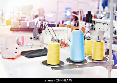 Laboratorio di cucitura con fili e macchine da cucire elettriche Foto Stock