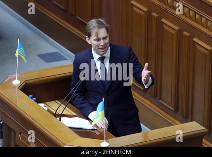 KIEV, UCRAINA - 17 FEBBRAIO 2022 - Presidente del Comitato di selezione della difesa della Camera dei Comuni del Regno Unito, il deputato Tobias Ellwood consegna a. Foto Stock