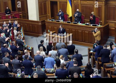 KIEV, UCRAINA - 17 FEBBRAIO 2022 - Presidente del Comitato di selezione della difesa della Camera dei Comuni del Regno Unito, il deputato Tobias Ellwood consegna a. Foto Stock
