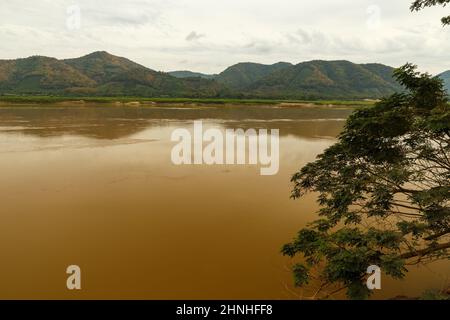 Fiume Mekong. Confine tra Laos e Thailandia. Vista sul fiume dal Laos. Provincia di Vientiane Foto Stock