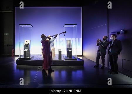 Londra, Regno Unito. 17th Feb 2022. Rollo Maughfling, l'Archdruid di Stonehenge e della Gran Bretagna, esegue una benedizione della mostra World of Stonehenge il giorno di apertura al British Museum. Credit: Guy Corbishley/Alamy Live News Foto Stock