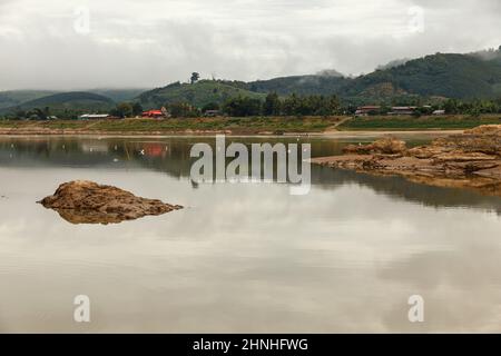 Fiume Mekong. Confine tra Laos e Thailandia. Vista sul fiume dal Laos. Provincia di Vientiane Foto Stock