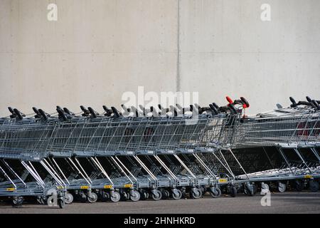 I carrelli per lo shopping si sono Uniti di fronte a un centro commerciale. Foto Stock