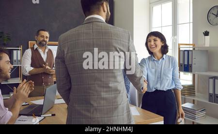 Sorridendo diversi dipendenti multirazziale stretta accordo di trattativa al meeting Foto Stock