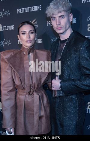 Londra, Regno Unito. 1st Jan 2014. Emily Faye Miller e Cam Holmes partecipano alla sfilata di moda PrettyLittleThing X Molly-Mae al Londoner Hotel di Londra. (Credit Image: © Loredana Sangiuliano/SOPA Images via ZUMA Press Wire) Foto Stock