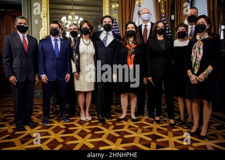 Washington, DC, Stati Uniti. 16th Feb 2022. Il Vice Presidente DEGLI STATI UNITI Kamala Harris pone con Cynthia Ann Telles e i suoi ospiti per una foto dopo che Telles è stato giurato in come Ambasciatore degli Stati Uniti in Costa Rica nel Vice Presidenti Ufficio Ceremoniale nell'edificio Eisenhower Executive Office accanto alla Casa Bianca a Washington, DC il 16 febbraio 2022. Credit: Sam Corum/Pool Via CNP/Media Punch/Alamy Live News Foto Stock