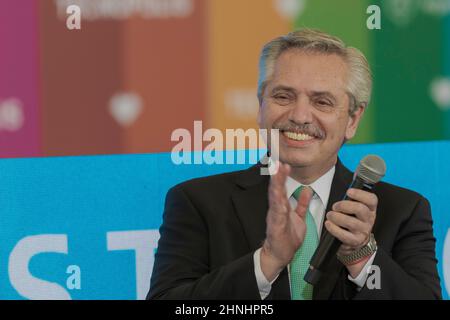 Villa Martelli, Argentina. 16th Feb 2022. Il Presidente della Nazione Alberto Fernández ha annunciato con un atto a Tecnópolis la costruzione di 100 Scuole tecniche di formazione professionale secondaria nel paese. (Foto di Esteban Osorio/Pacific Press) Credit: Pacific Press Media Production Corp./Alamy Live News Foto Stock