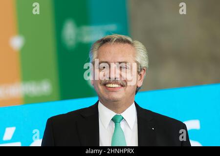 Villa Martelli, Argentina. 16th Feb 2022. Il Presidente della Nazione Alberto Fernández ha annunciato con un atto a Tecnópolis la costruzione di 100 Scuole tecniche di formazione professionale secondaria nel paese. (Foto di Esteban Osorio/Pacific Press) Credit: Pacific Press Media Production Corp./Alamy Live News Foto Stock