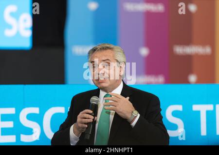 Villa Martelli, Argentina. 16th Feb 2022. Il Presidente della Nazione Alberto Fernández ha annunciato con un atto a Tecnópolis la costruzione di 100 Scuole tecniche di formazione professionale secondaria nel paese. (Foto di Esteban Osorio/Pacific Press) Credit: Pacific Press Media Production Corp./Alamy Live News Foto Stock