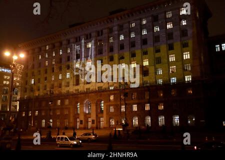 KIEV, UCRAINA - 16 FEBBRAIO 2022 - il tryzub (tridente) che è l'elemento principale dello stemma ucraino e la bandiera Ucraina sono proiettati su Foto Stock