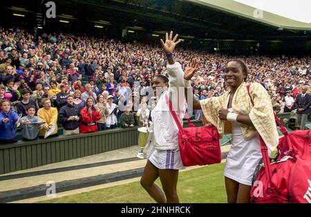 Venus Williams e Serena Williams vincono il doppio a wimbledon luglio 2000 Venus e Serena Williams lasciano il campo centrale dopo aver vinto il doppio femminile Foto Stock