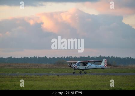 Velivolo a motore singolo che gira su campo aereo Foto Stock