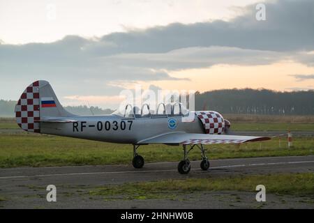 Aerei a motore singolo che cavalcano insieme su un campo aereo Foto Stock