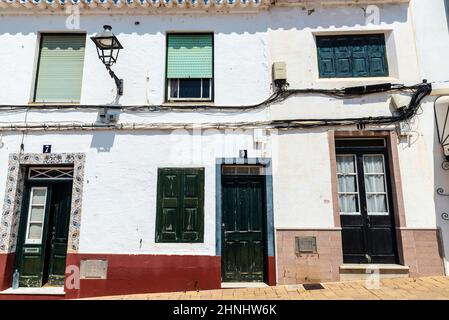 Fornells, Spagna - 21 luglio 2021: Casa bianca nel villaggio di Fornells in estate a Minorca, Isole Baleari, Spagna Foto Stock