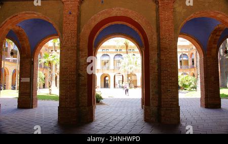Archi e colonne del quartier generale del quartiere Nou Barris a Barcellona, Catalunya, Spagna, Europa Foto Stock