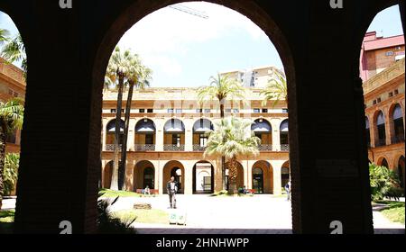 Archi e colonne del quartier generale del quartiere Nou Barris a Barcellona, Catalunya, Spagna, Europa Foto Stock