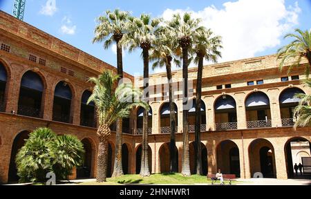 Archi e colonne del quartier generale del quartiere Nou Barris a Barcellona, Catalunya, Spagna, Europa Foto Stock