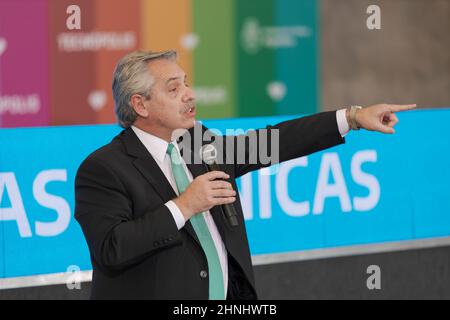 Villa Martelli, Buenos Aires, Argentina. 16th Feb 2022. Il Presidente della Nazione Alberto FernÃndez ha annunciato con un atto a TecnÃ³polis la costruzione di 100 Scuole tecniche di formazione professionale secondaria nel paese. (Credit Image: © Esteban Osorio/Pacific Press via ZUMA Press Wire) Foto Stock