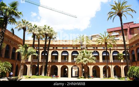 Archi e colonne del quartier generale del quartiere Nou Barris a Barcellona, Catalunya, Spagna, Europa Foto Stock