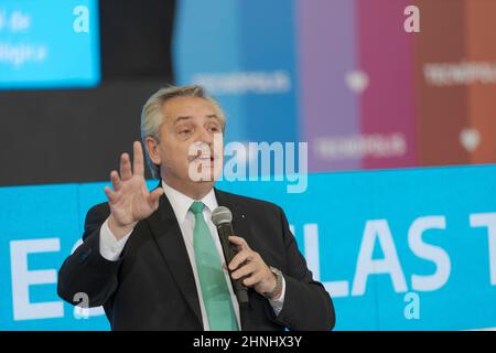 Villa Martelli, Buenos Aires, Argentina. 16th Feb 2022. Il Presidente della Nazione Alberto FernÃndez ha annunciato con un atto a TecnÃ³polis la costruzione di 100 Scuole tecniche di formazione professionale secondaria nel paese. (Credit Image: © Esteban Osorio/Pacific Press via ZUMA Press Wire) Foto Stock