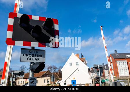 Continua a superare le indicazioni chiare su un incrocio a livello occupato sulla linea principale per Londra. Ci sono barriere e luci di avvertimento per informare il pubblico e tenerli Foto Stock