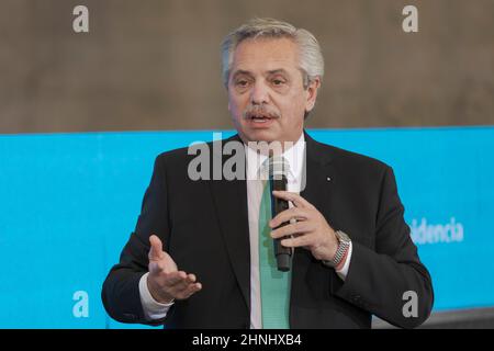 Villa Martelli, Buenos Aires, Argentina. 16th Feb 2022. Il Presidente della Nazione Alberto FernÃndez ha annunciato con un atto a TecnÃ³polis la costruzione di 100 Scuole tecniche di formazione professionale secondaria nel paese. (Credit Image: © Esteban Osorio/Pacific Press via ZUMA Press Wire) Foto Stock