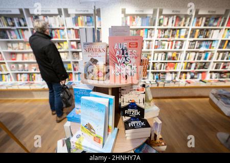 Stoccarda, Germania. 17th Feb 2022. Un cliente naviga in una libreria presso la libreria Osiander. Credit: Marijan Murat/dpa/Alamy Live News Foto Stock