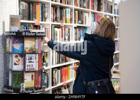 Stoccarda, Germania. 17th Feb 2022. Un cliente sta sfogliando una libreria presso la libreria Osiander. Credit: Marijan Murat/dpa/Alamy Live News Foto Stock