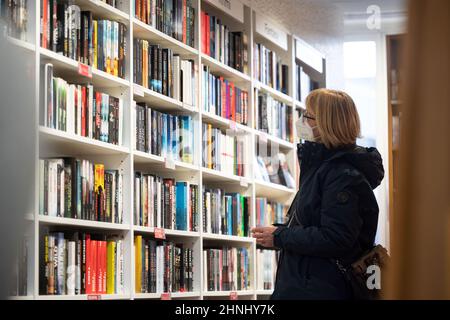 Stoccarda, Germania. 17th Feb 2022. Un cliente sta sfogliando una libreria presso la libreria Osiander. Credit: Marijan Murat/dpa/Alamy Live News Foto Stock