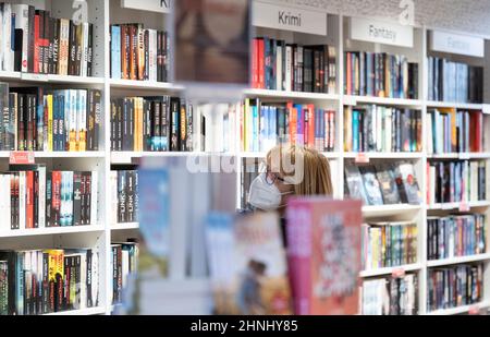 Stoccarda, Germania. 17th Feb 2022. Un cliente sta sfogliando una libreria presso la libreria Osiander. Credit: Marijan Murat/dpa/Alamy Live News Foto Stock