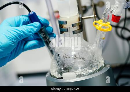 Karlsruhe, Germania. 17th Feb 2022. Un contenitore da laboratorio con la scritta inglese "Raw salamoia" si trova in un laboratorio di Vulcan Energie. L'azienda vuole estrarre il litio nel Reno Graben senza CO2. Credit: Uwe Anspach/dpa/Alamy Live News Foto Stock