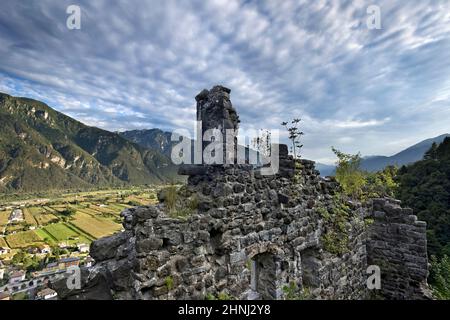 Le mura del Castello di Santa Barbara furono la dimora della possente dinastia Lodron. Lodrone, Giudicarie, Trentino, Italia. Foto Stock
