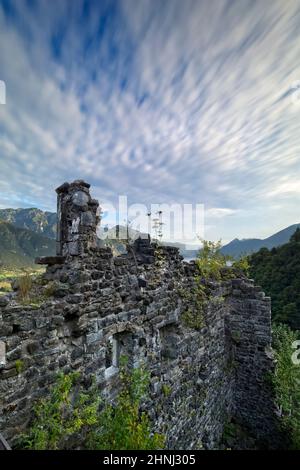 Le mura del Castello di Santa Barbara furono la dimora della possente dinastia Lodron. Lodrone, Giudicarie, Trentino, Italia. Foto Stock