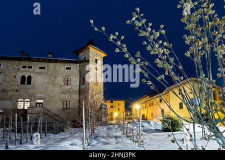 L'antico borgo di Arsio e, in primo piano, il palazzo Casa Corazzi. Novella, non Valley, provincia di Trento, Trentino Alto Adige, Italia. Foto Stock