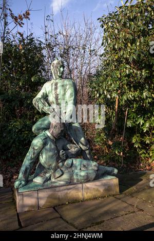 Monumento in onore dei soldati caduti vicino al memoriale di Ehrenmal (monumento ai caduti) alla collina di Harkort a Wetter sul fiume Ruhr, Reno del Nord- Foto Stock