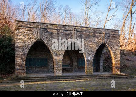 Il memoriale di Ehrenmal (memoriale dei caduti) alla collina di Harkort a Wetter sul fiume Ruhr, sala con targhe di nome delle vittime della prima guerra mondiale, Nor Foto Stock