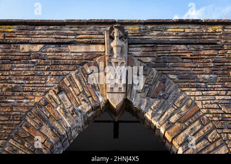 Il memoriale di Ehrenmal (memoriale dei caduti) alla collina di Harkort a Wetter sul fiume Ruhr, sala con targhe di nome delle vittime della prima guerra mondiale, Nor Foto Stock