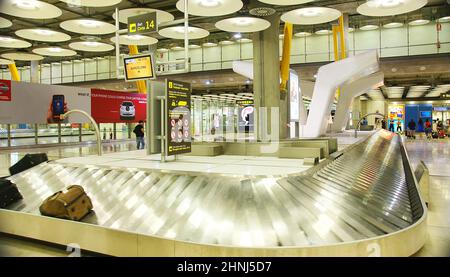 Cintura di ritiro bagagli presso il terminal 4 dell'aeroporto Barajas di Madrid, Spagna, Europa Foto Stock