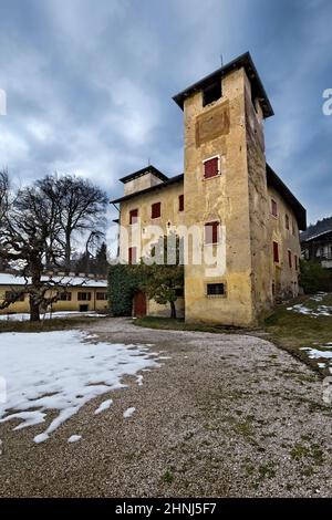 Il castello di Seregnano è un edificio medievale trasformato in palazzo nobiliare fortificato nel 16th secolo. Civezzano, Trentino, Italia. Foto Stock