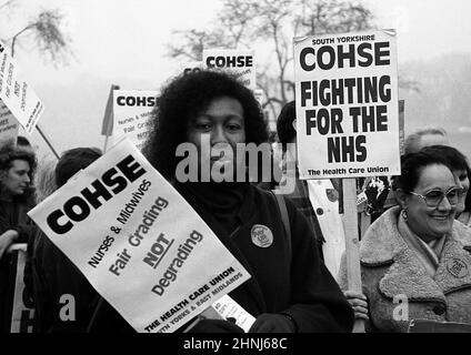 Le infermiere e le ostetriche della COHSE protestano, Nottingham UK novembre 1988. COHSE, sindacato degli operatori sanitari della NHS, si è fusa con NUPE e NALGO nel 1993 per formare Foto Stock