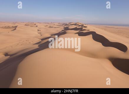 Antenna su enormi dune di sabbia vicino alla costa Foto Stock