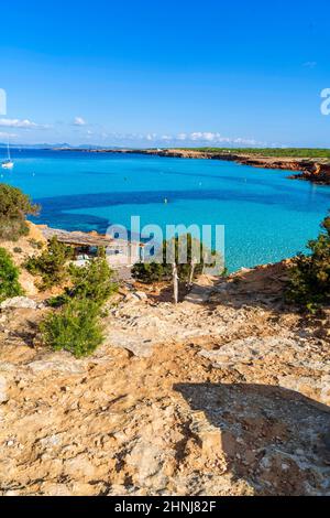 Mare, spiaggia Cala Saona, Isole Balearis, Formentera, Spagna Foto Stock