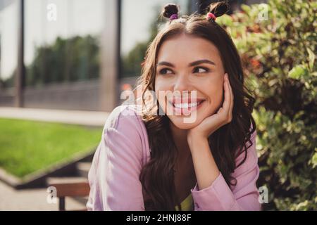 Ritratto di attraente sognante bella allegra ragazza wavy-haired riposo trascorrere il giorno tempo libero aria fresca all'aperto Foto Stock