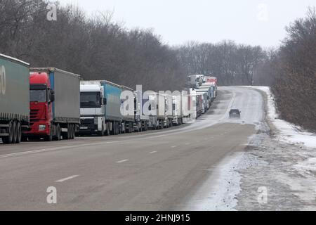 REGIONE DI KHARKIV, UCRAINA - 16 FEBBRAIO 2022 - i camion semi-rimorchio sono parcheggiati dalla strada vicino al confine Ucraina-Russia, regione di Kharkiv, nord-est Foto Stock