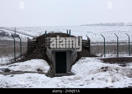 REGIONE DI KHARKIV, UCRAINA - 16 FEBBRAIO 2022 - Una porta conduce ad un rifugio al confine Ucraina-Russia, regione di Kharkiv, Ucraina nord-orientale. Foto Stock