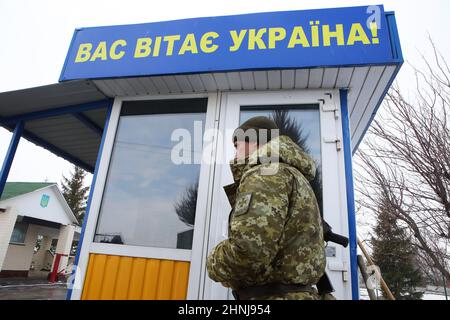 REGIONE DI KHARKIV, UCRAINA - 16 FEBBRAIO 2022 - una guardia di frontiera è in servizio al checkpoint di Zhuravlivka sul confine Ucraina-Russia che rimane chiuso Foto Stock