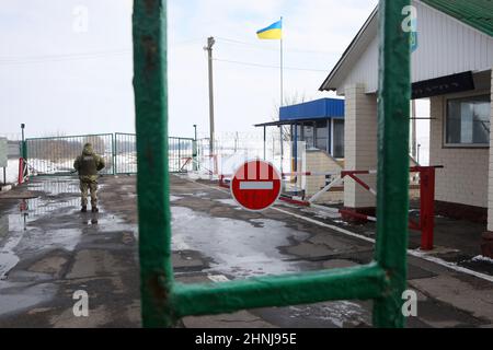 REGIONE DI KHARKIV, UCRAINA - 16 FEBBRAIO 2022 - una guardia di frontiera è in servizio al checkpoint di Zhuravlivka sul confine Ucraina-Russia che rimane chiuso Foto Stock