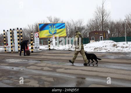 REGIONE DI KHARKIV, UCRAINA - 16 FEBBRAIO 2022 - il checkpoint Hoptivka si trova al confine Ucraina-Russia, nella regione di Kharkiv, nell'Ucraina nord-orientale. Foto Stock